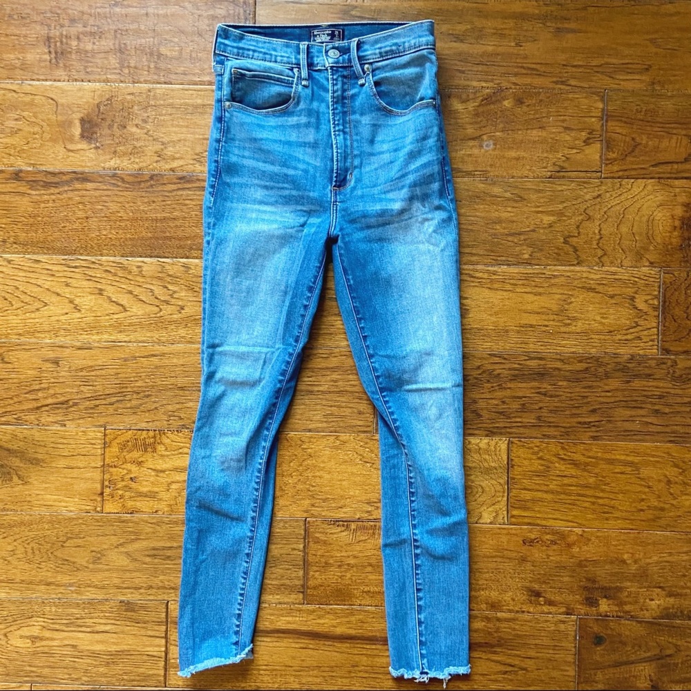 Abercrombie 2 / 26S Ultra High Rise Super Skinny Jeans Medium Blue 🌟